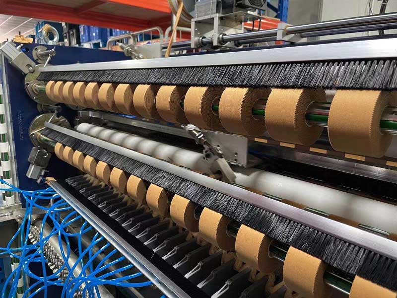 提升產(chǎn)效關(guān)鍵：運(yùn)動(dòng)膠帶分切機(jī)全解析